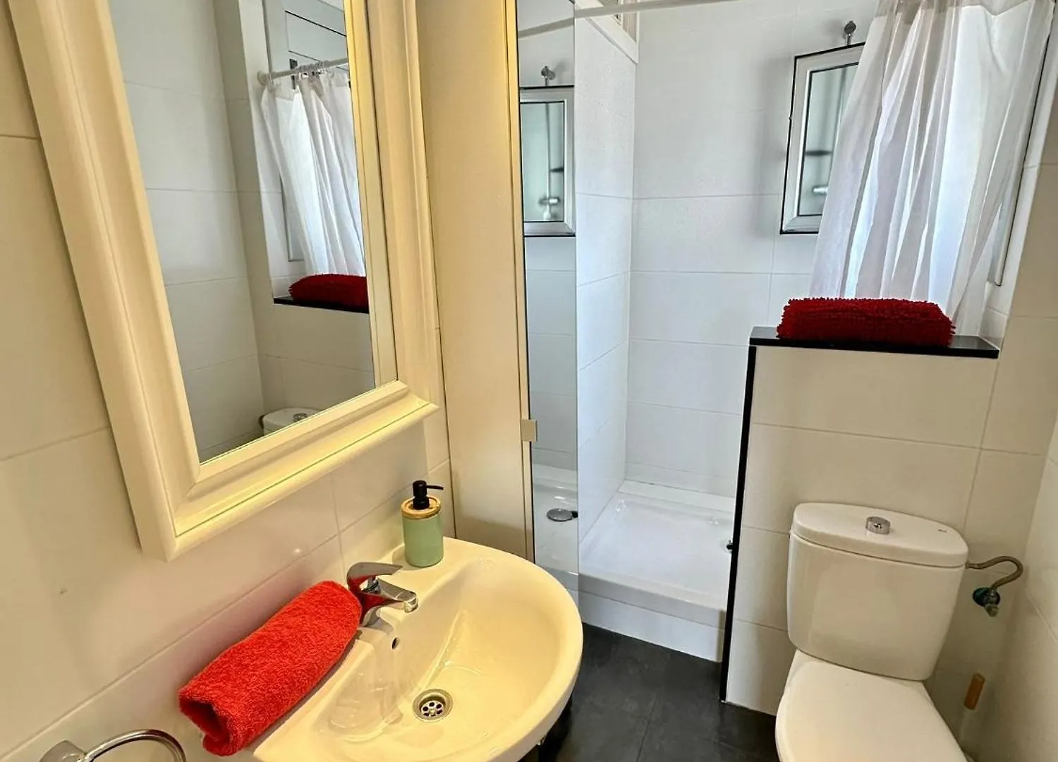 Rooms In Apartment Rambla Catalunya 바르셀로나