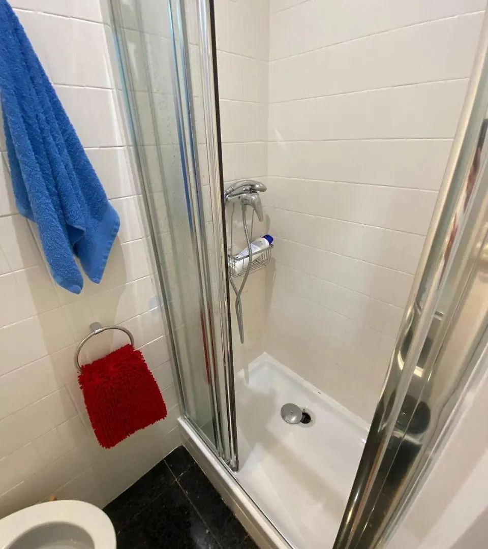 Rooms In Apartment Rambla Catalunya 바르셀로나 B&B