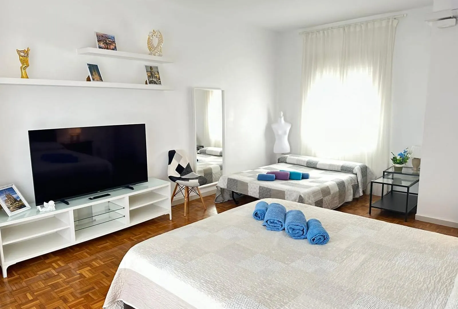ברצלונה Rooms In Apartment Rambla Catalunya לינה וארוחת בוקר
